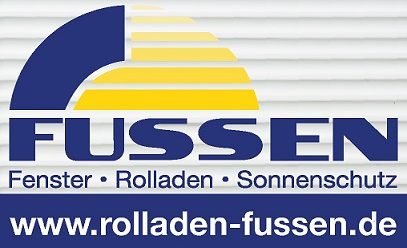 Die Ansicht der neuen Visitenkarte in blau und gelb. Hinter dem großen blauen FUSSEN Schriftzug sind Rolladenlamellen zu erkennen 