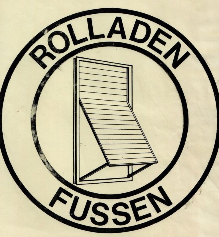 Rolladen - Logo der Firma Fussen mit ausgestellten Holzrolladen in schwarz - weiß