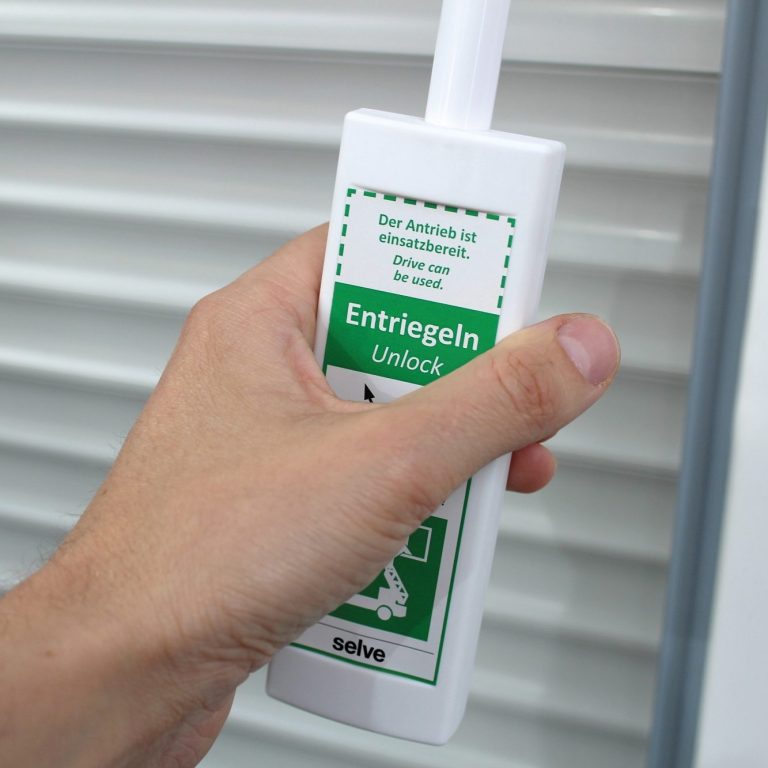 zu sehen ist das Handteil der Notentriegelung von einem Rolladenmotor von dem Hersteller Selve