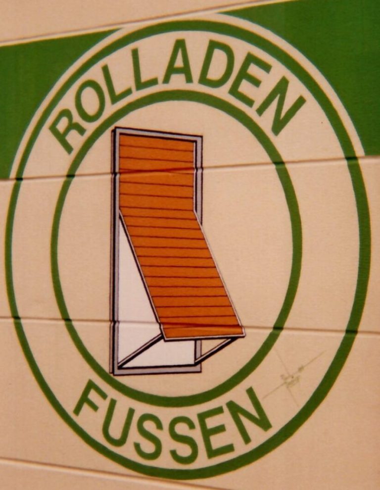 Rolladen - Logo der Firma Fussen mit ausgestellten Holzrolladen in Farbe