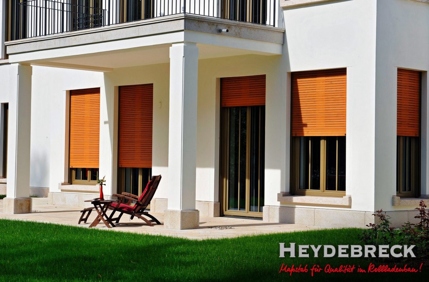 Haus mit mehreren Holzrolladen vom Hersteller Heydebreck
